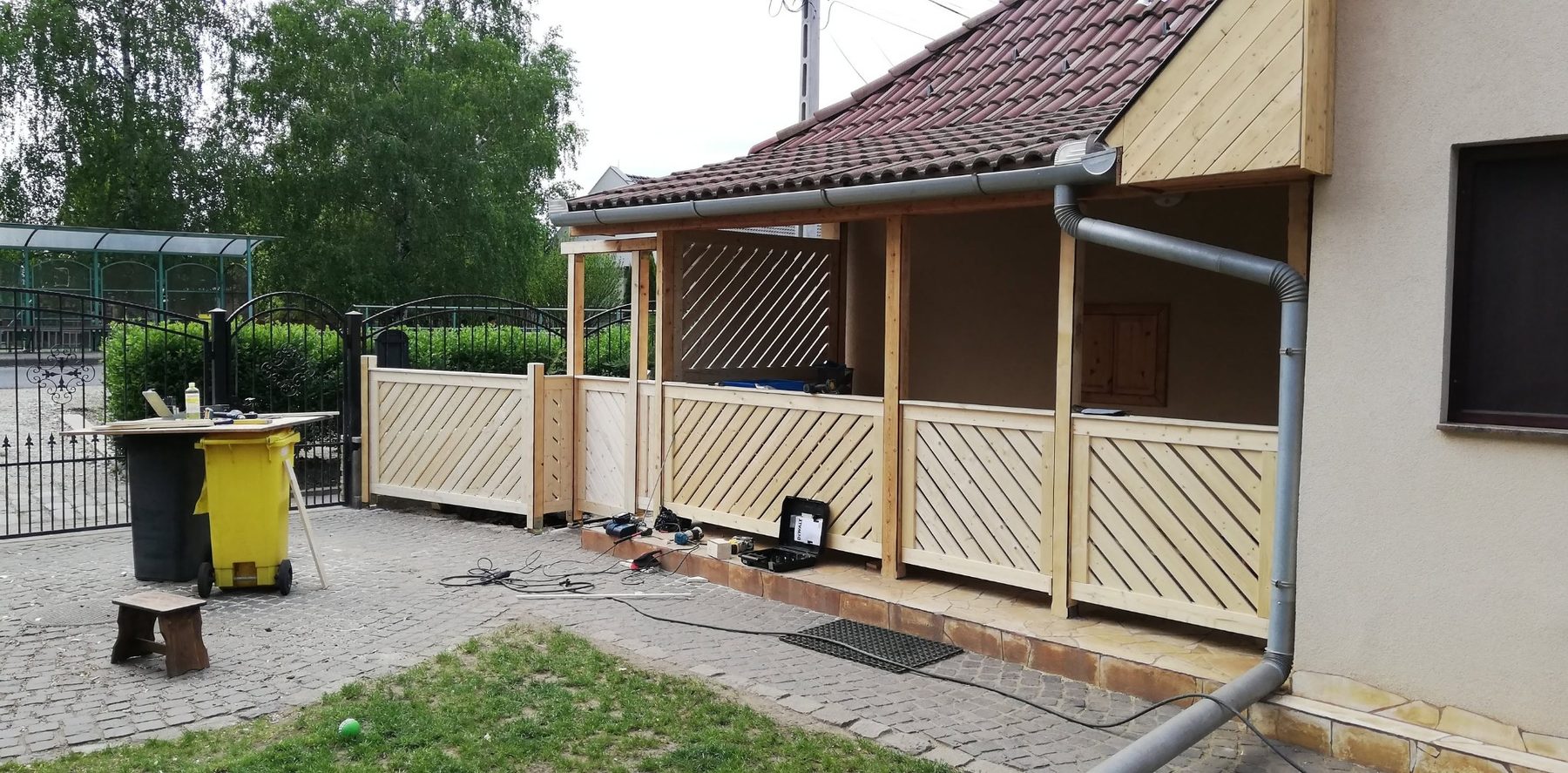 Teraszburkolat és fedett rész fa munkái