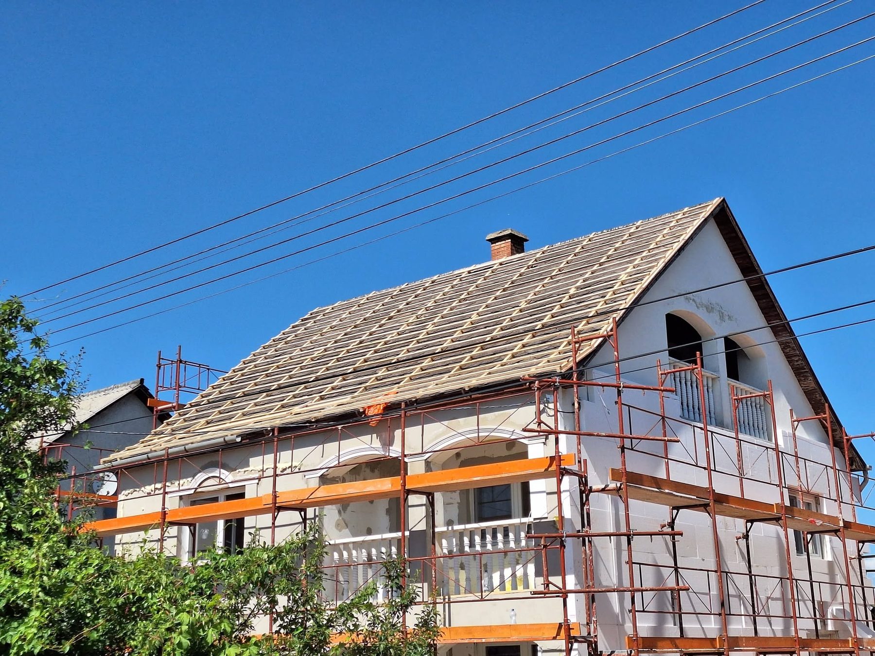 Tetőlécezés és felújítás állványról